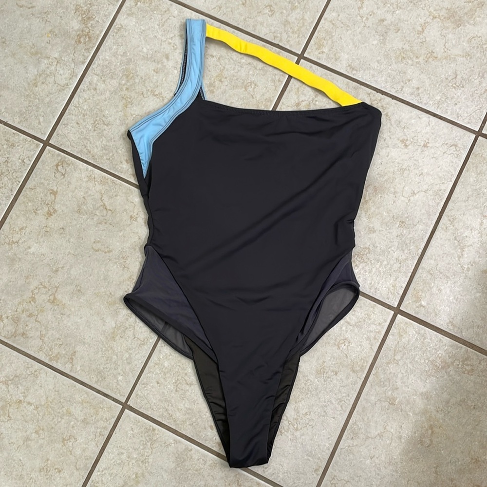 IconSwim NWT Women’s One Piece Suit!